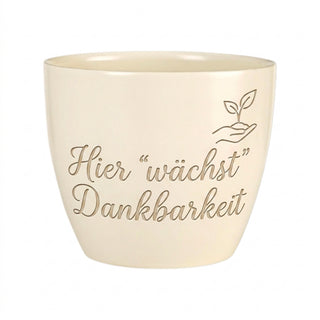 Personalisierter Blumentopf mit Gravur — Geschenk für Steuerfachangestellte — Detailansicht der Lasergravur