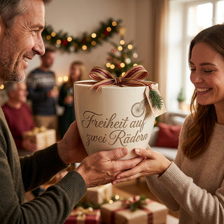 Personalisierter Blumentopf mit Gravur — Geschenk Radfahrerin Geburtstag — als persoenliche Geschenk-Uebergabe