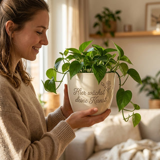 Personalisierter Blumentopf mit Gravur — Geschenk Künstlerin Geburtstag — im Wohnambiente