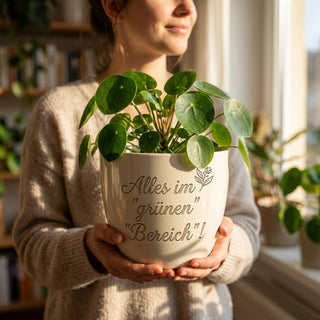 Blumentopf mit Gravur 'Alles im grünen Bereich!' — Geschenk Ordnungsberaterin — im Wohnambiente