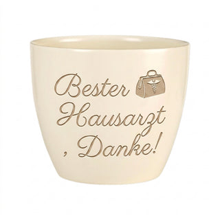 Personalisierter Blumentopf mit Gravur — Geschenk Hausarzt Dankeschön — Detailansicht der Lasergravur