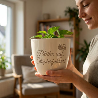 Personalisierter Blumentopf — Geschenk Gabelstaplerfahrer Abschied — im Wohnambiente