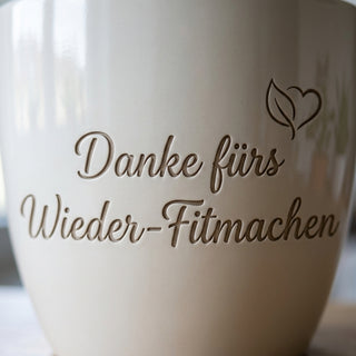 Personalisierter Blumentopf mit Gravur — Geschenk Sportmediziner Danke — Detailaufnahme