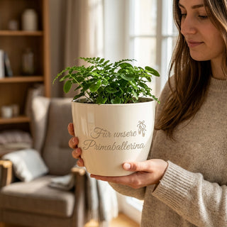 Personalisierter Blumentopf mit Gravur — Geschenk Balletttänzerin Premiere — im Wohnambiente
