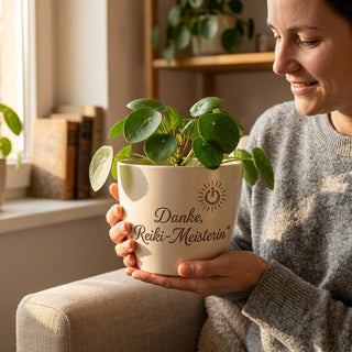 Personalisierter Blumentopf mit Gravur — Danke Geschenk Reiki-Meisterin — im Wohnambiente