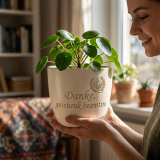 Personalisierter Blumentopf mit Gravur — Geschenk Beamtin Abschied Ruhestand — im Wohnambiente