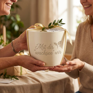 Personalisierter Blumentopf mit Gravur 'Mit dir wachsen wir' — Geschenk für Handelsve... — als persoenliche Geschenk-Uebergabe