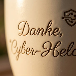 Blumentopf mit Lasergravur — Geschenk Cyber Security Experte — Detailaufnahme