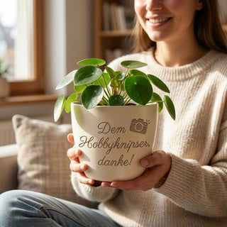 Personalisierter Blumentopf mit Gravur — Dankeschön für Hobbyfotografen — im Wohnambiente