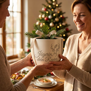 Personalisierter Blumentopf 'Jägerin, dein Revier' — Geschenk für Jägerinnen — als persoenliche Geschenk-Uebergabe