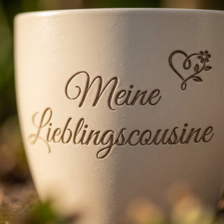 Personalisierter Blumentopf mit Gravur — Geschenk Cousine Geburtstag — Detailaufnahme
