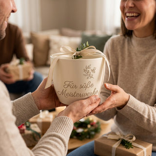 Personalisierter Blumentopf mit Gravur — Geschenk Patissière — als persoenliche Geschenk-Uebergabe