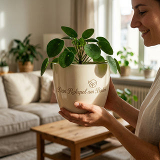Personalisierter Blumentopf — Geschenk Flugbegleiterin mit Gravur — im Wohnambiente