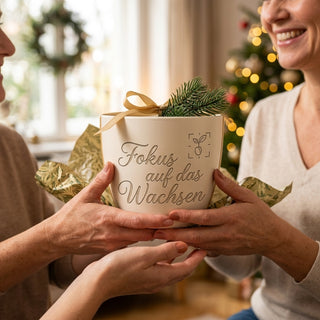 Personalisierter Blumentopf mit Gravur — Geschenk für Hobby-Fotografen — als persoenliche Geschenk-Uebergabe