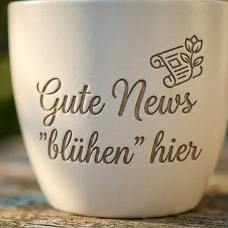 Personalisierter Blumentopf mit Gravur — Geschenk für Nachrichtensprecherin — Detailaufnahme