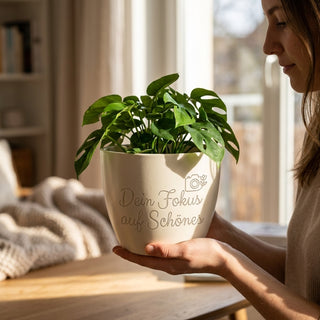Personalisierter Blumentopf mit Gravur — Geschenk für Hobbyfotograf — im Wohnambiente