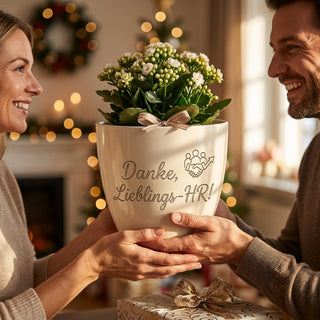 Personalisierter Blumentopf mit Gravur — Geschenk HR Managerin Abschied — als persoenliche Geschenk-Uebergabe
