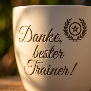 Personalisierter Blumentopf mit Gravur — Geschenk Kampfsportlehrer — Detailaufnahme