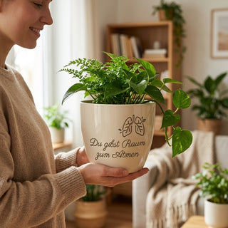 Personalisierter Blumentopf mit Gravur — Geschenk Psychiaterin Abschied — im Wohnambiente