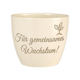 Personalisierter Blumentopf mit Gravur — Geschenk Key Account Manager — Detailansicht der Lasergravur