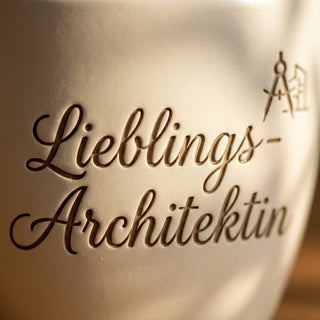 Blumentopf mit Gravur 'Lieblings-Architektin' — Geschenk für Architektinnen — nahaufnahme