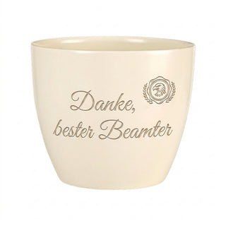 Personalisierter Blumentopf mit Gravur — Geschenk Beamter Abschied & Dank — Detailansicht der Lasergravur