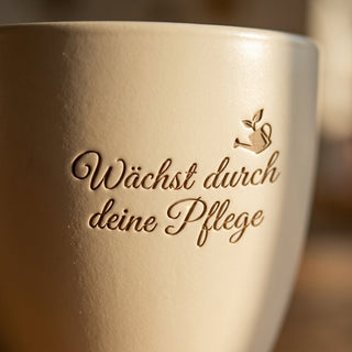 Personalisierter Blumentopf mit Gravur — Dankeschön für Krankenpfleger — Detailaufnahme