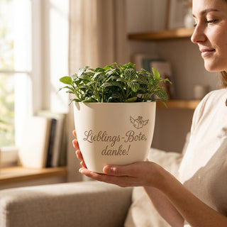 Persönlicher Blumentopf mit Gravur für deinen Lieblings-Boten – Danke! — im Wohnambiente
