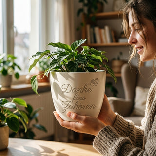 Personalisierter Blumentopf mit Gravur — Danke Geschenk für Kinderpsychologin — im Wohnambiente