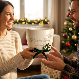 Personalisierter Blumentopf mit Gravur — Geschenk Kriminalpolizist — als persoenliche Geschenk-Uebergabe