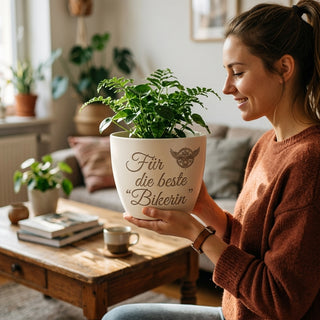 Personalisierter Blumentopf mit Gravur — Geschenk für Motorradfahrerin — im Wohnambiente