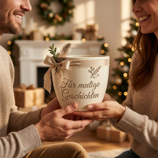 Personalisierter Blumentopf mit Gravur — Geschenk für Journalistin — als persoenliche Geschenk-Uebergabe