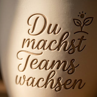 Personalisierter Blumentopf mit Lasergravur — Geschenk Personalerin — Detailaufnahme