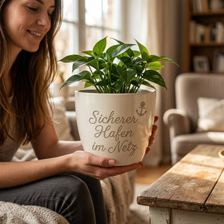 Personalisierter Blumentopf mit Gravur — Geschenk für Cyber Security — im Wohnambiente