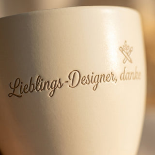 Personalisierter Blumentopf mit Gravur — Geschenk für Grafikdesigner — Detailaufnahme