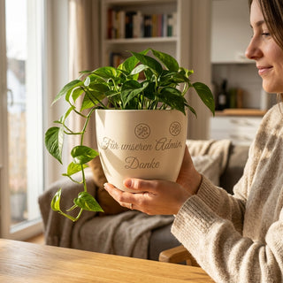 Personalisierter Blumentopf mit Gravur — IT Techniker Geschenk Abschied — im Wohnambiente
