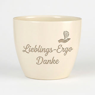 Personalisierter Blumentopf mit Gravur — Danke Geschenk Ergotherapeutin — Detailansicht der Lasergravur