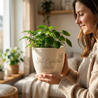 Personalisierter Blumentopf mit Gravur — Geschenk Innenarchitektin zum Dank — im Wohnambiente