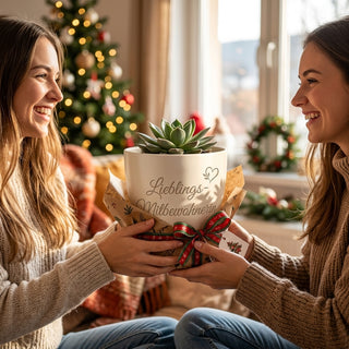 Personalisierter Blumentopf mit Gravur — Geschenk Mitbewohnerin — als persoenliche Geschenk-Uebergabe