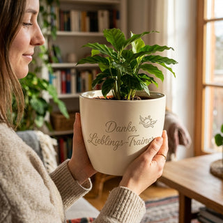 Personalisierter Blumentopf mit Gravur — Danke-Geschenk für Sporttrainer — im Wohnambiente