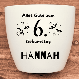 Weißer Blumentopf mit dem Aufdruck "Alles Gute zum 6. Geburtstag HANNAH" und Konfetti-Grafik. Geburtstagsgeschenk von Natu...