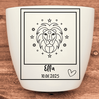 Weißer Blumentopf mit Löwe-Sternzeichen, Name Ella und Datum 10.08.2025. Personalisiertes Geschenk von Natur Macher.