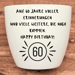 Weißer Blumentopf mit "60. Geburtstag" Aufdruck: "Auf 60 Jahre voller Erinnerungen und viele weitere, die noch kommen. Hap...
