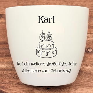Weißer Blumentopf mit Gravur "Karl", Geburtstagstorte mit Kerzen "65" und Geburtstagsgruß. 65. Geburtstagsgeschenk.