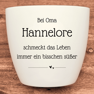 Weißer Blumentopf mit Gravur "Bei Oma Hannelore schmeckt das Leben immer ein bisschen süßer". Oma Geschenk.