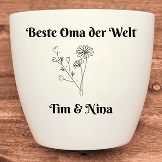Weißer Blumentopf mit Aufdruck "Beste Oma der Welt" und Blumenmotiv, personalisiert mit "Tim & Nina". Oma Geschenk von Nat...