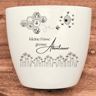 Weißer Blumentopf mit Bienen-Motiv & Schriftzug "Kleine Füße - große Abenteuer". Geburtsgeschenk von Natur Macher.