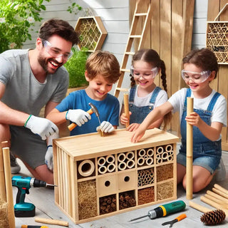 Vater und Kinder bauen ein Insektenhotel aus Holz mit Bambusröhren und Naturmaterialien. Insektenhotel Bauanleitung von Na...