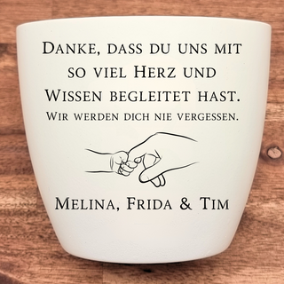 Weißer Blumentopf mit Gravur "Danke, dass du uns mit so viel Herz und Wissen begleitet hast. Wir werden dich nie vergessen...