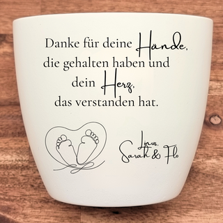 Weißer Blumentopf mit Gravur "Danke für deine Hände, die gehalten haben und dein Herz, das verstanden hat." und Babyfüßen ...